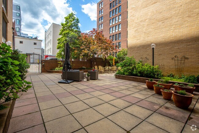 Building Photo - Beautiful 2 BR/1 BA Condo in Dupont Circle!