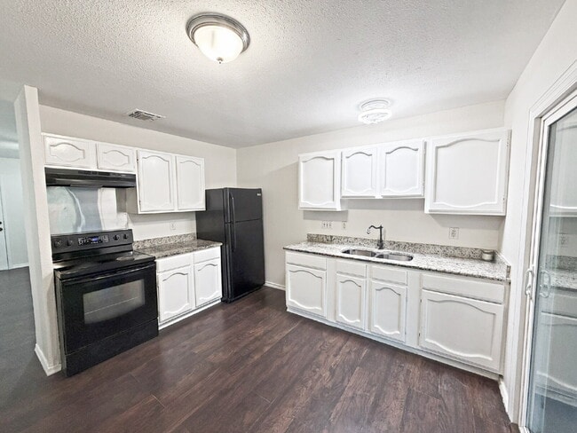 Photo - 5215 Village Haven