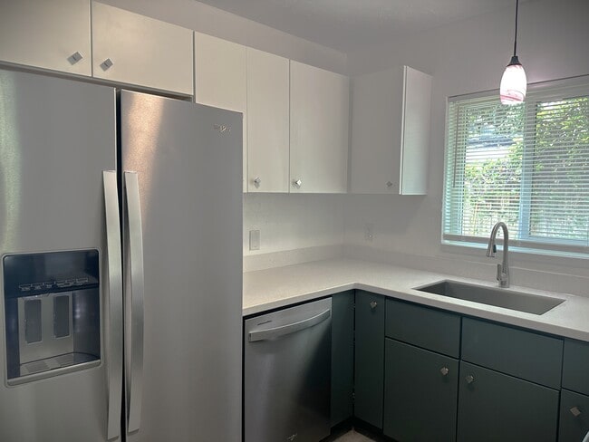 Photo - 2275 Hawthorne St