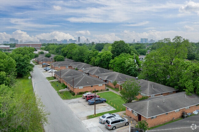 Ample Parking Available - Alice Street Apartments
