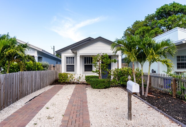 Building Photo - 214 C St