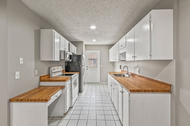 Updated 3 Bedroom Condo Minutes from Downt... - Updated 3 Bedroom Condo Minutes from Downt...