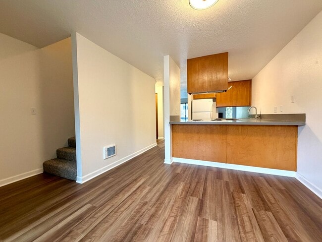 Building Photo - Updated Townhouse in the Heart of Garden Home~ New LVP Flooring~ Washer/Dryer Hook-Ups~ A/C~ Larg...