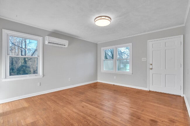 Photo - Freshly Updated 2BR / 1BA Single-Level Duplex $1350/mo rent*** Unit B