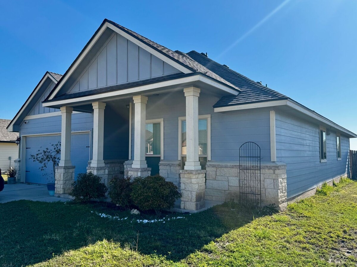 Cute & Cozy 3 Bdrm 2 Bath - Cute & Cozy 3 Bdrm 2 Bath