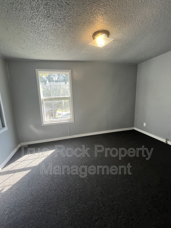 Photo - 405 1/2 W 10th