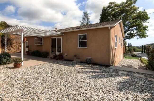 Photo - Lovley 3 bedroom 1 bath House, Fantastic views! Front and backyard