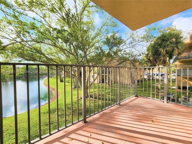 Photo - 251 Palm Cir W Unidad 204