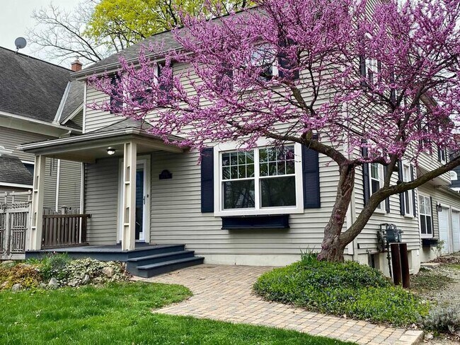 Photo - 834 S Main St