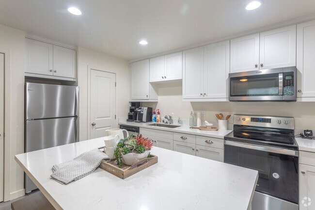 2 BR, 1 BA - 900 SF