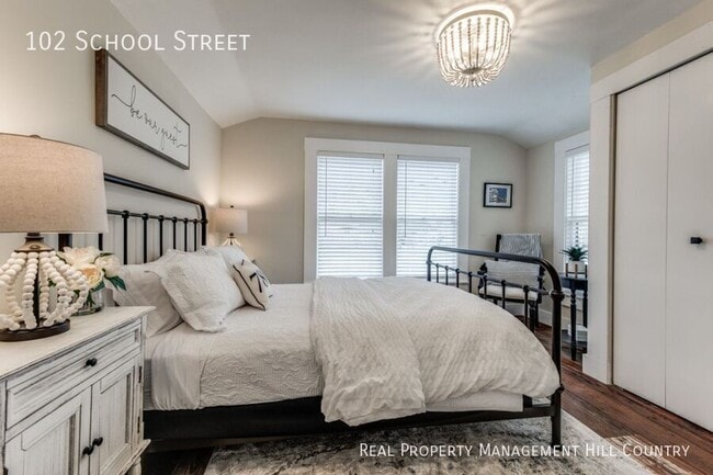 Photo - 102 N School St