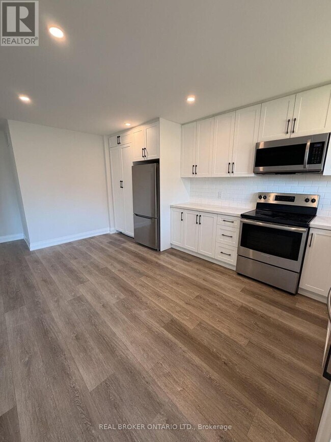 Photo - 653 Athol St E