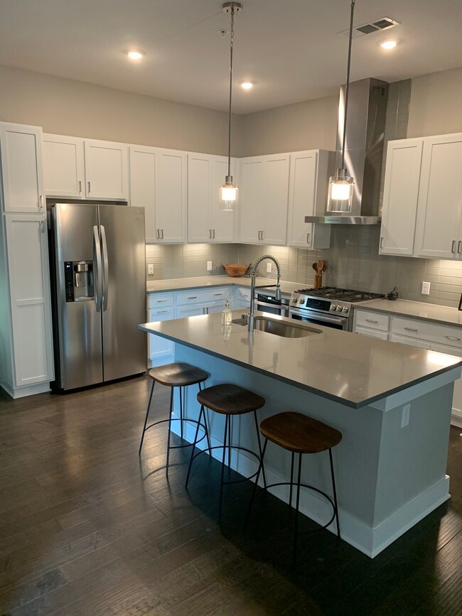 Kitchen & Breakfast Bar - 4325 Jackson Ave Unit 2102 Rental