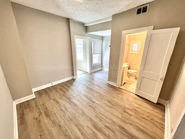 Photo - 2212 Calumet St