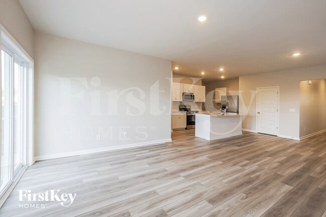 Photo - 877 Moray Ln