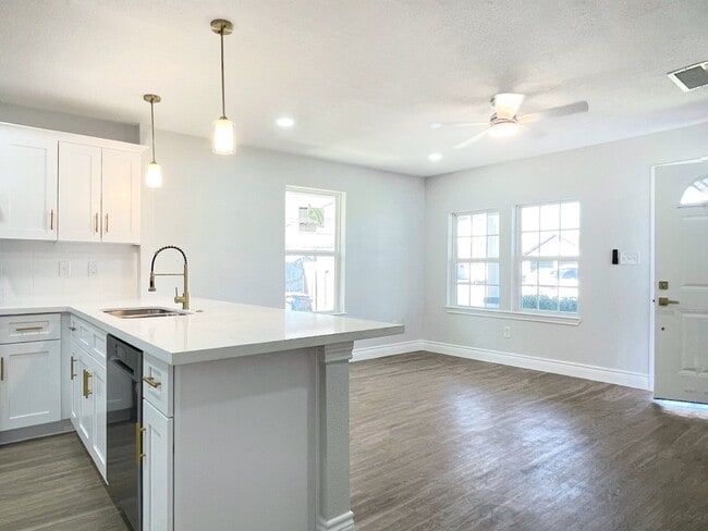 Photo - 810 Avenue D