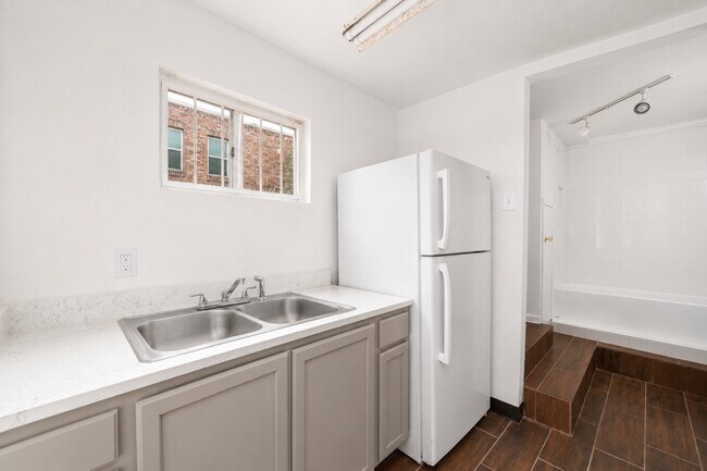 Building Photo - 3705 Mandell St Unit 4