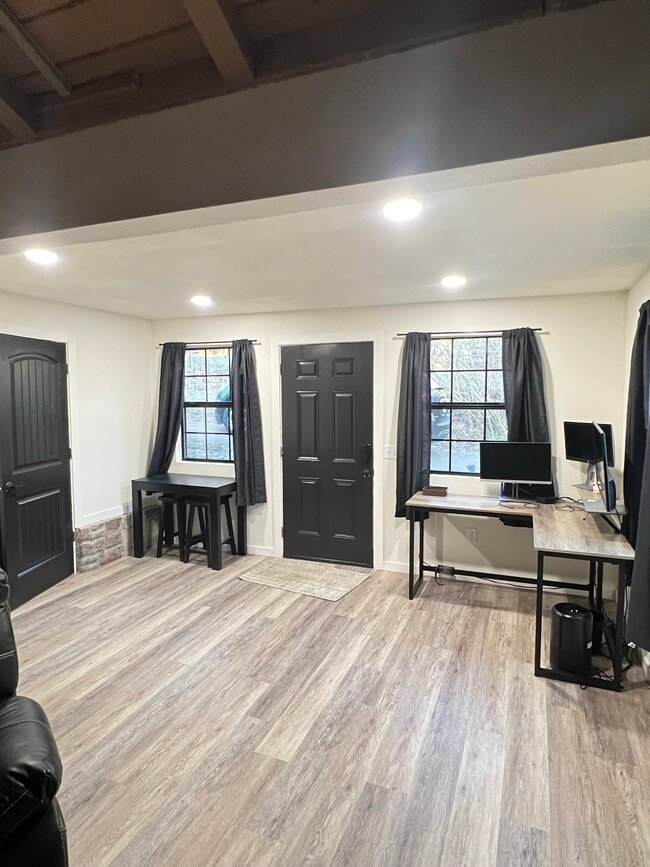 Entry room/office space - 214 E Cleburn St