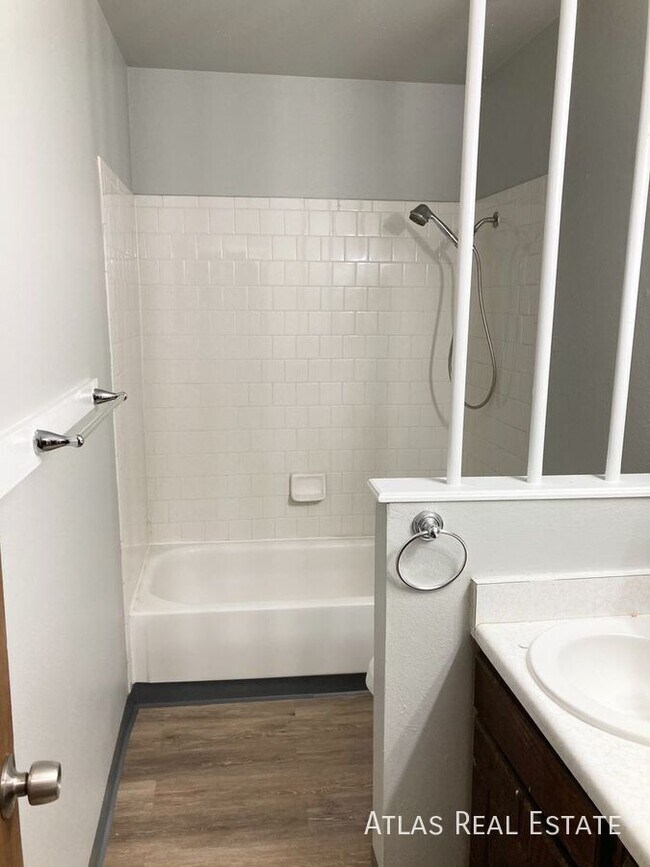 Photo - 1017 Delaware Dr Unit 4