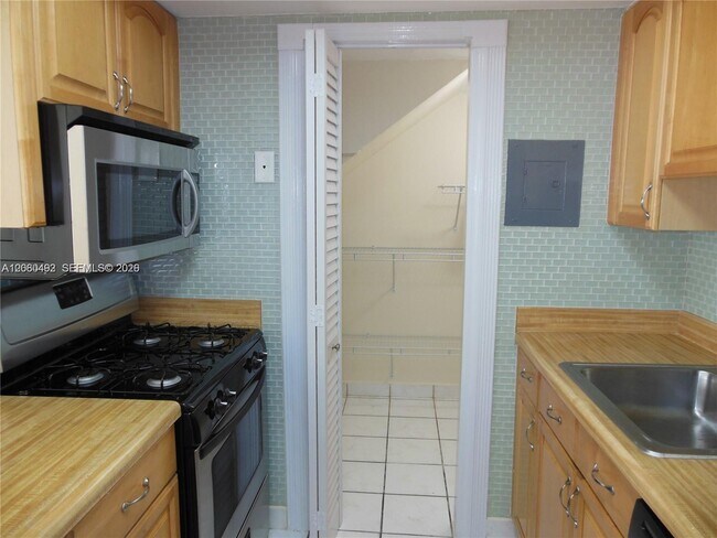 Photo - 1350 W 53rd St Unit 8