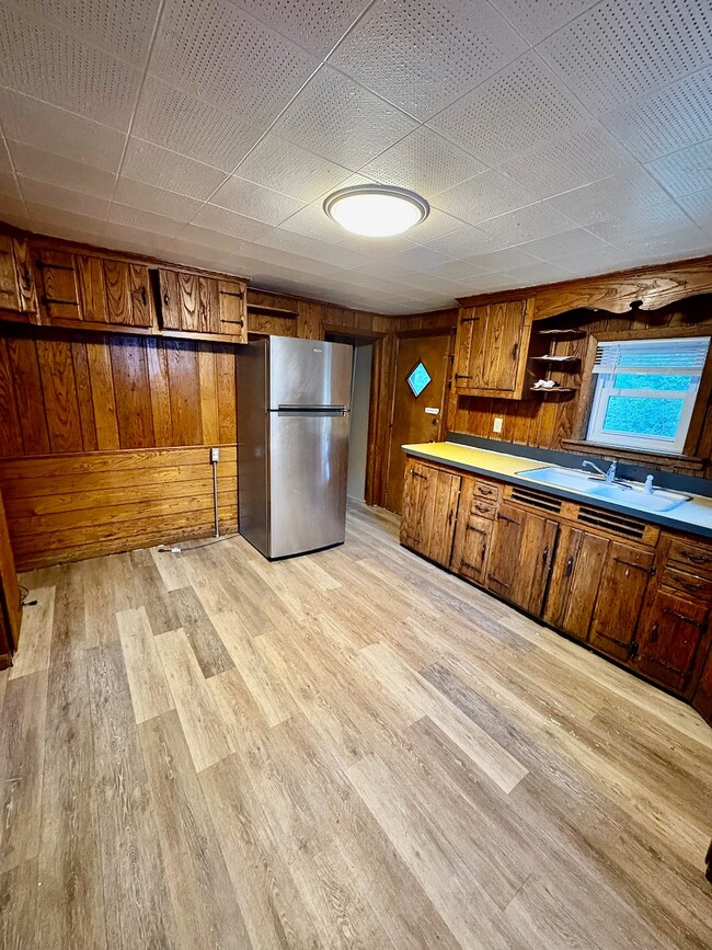 108 River St