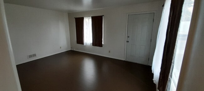 Living room (b) - 3934 N Nevada St Unit 3934 N Nevada