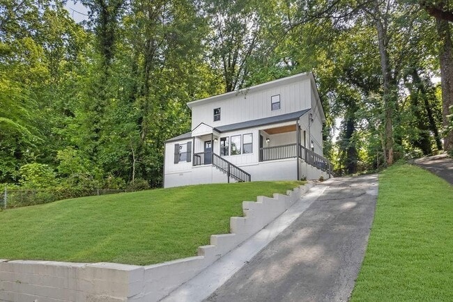 Photo - 1080 Westmont Rd SW