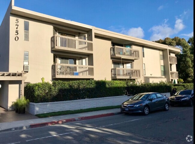 Building Photo - $2,950 - 2 Bed / 2 Bath Condo Near Fashion... Unit 204