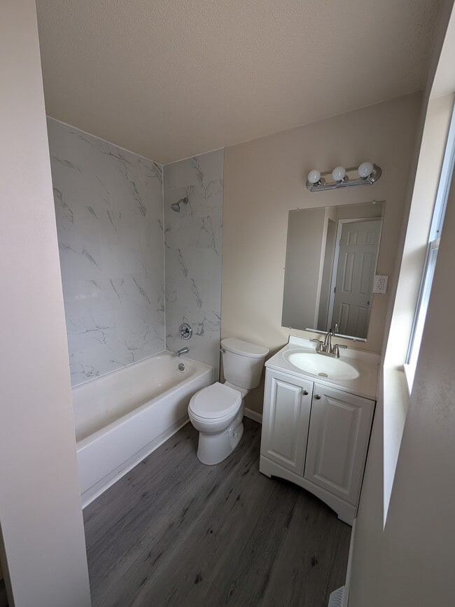 Photo - 407 Holiday Dr