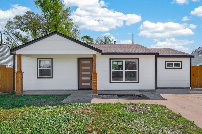 Building Photo - 3209 McCrarey Dr