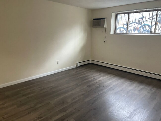 Building Photo - Spacious and modern 1 bed D=First Floor, C...