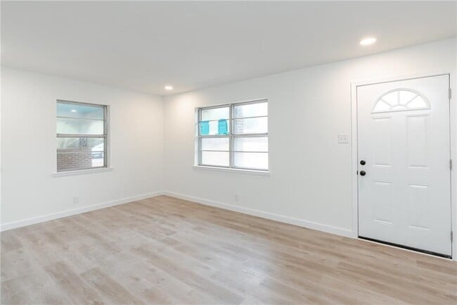 Photo - 7979 Domain St