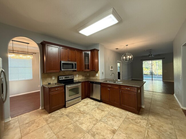 Photo - 5 BEDROOM HOUSE WITH PRIVATE POOL AND LAKE...