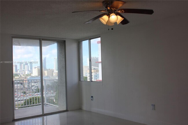 Photo - 800 N Miami Ave Unidad E-908