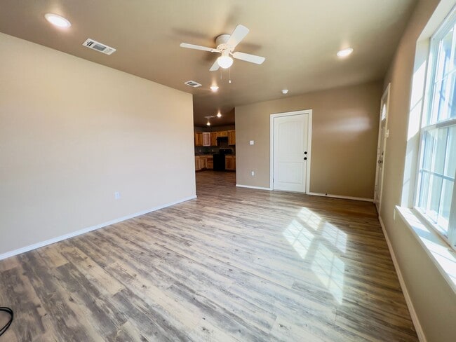 Building Photo - Cozy 3 Bedroom Home