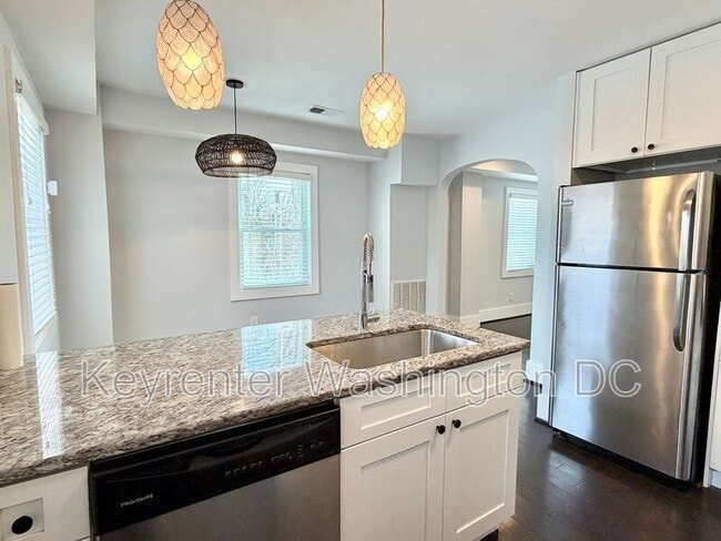 Photo - 2026 Savannah Pl SE