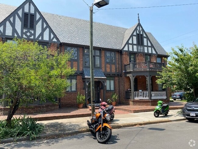 Building Photo - Sophisticated Living in The Fan: 2 Bedroom... Rental