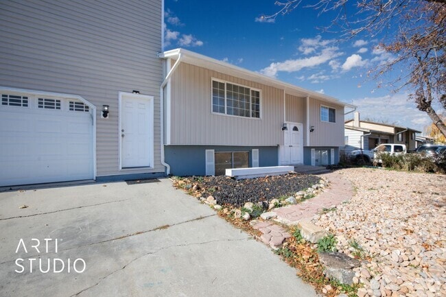 Building Photo - Coming Soon! Cute and Cozy 2 bed / 1 bath ... Rental