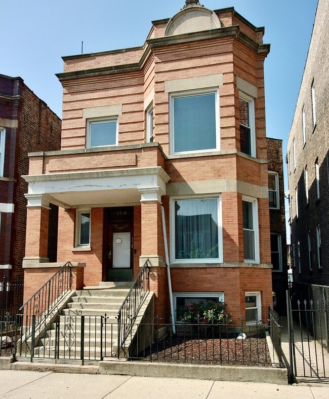 Building Photo - 3918 W Van Buren St Unit 2 Rental