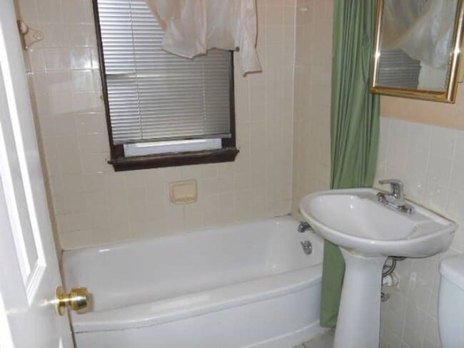 Building Photo - 4904 Xerxes Ave N