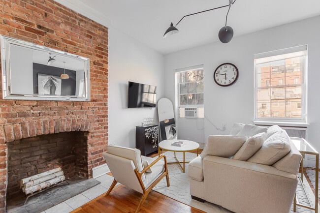 Building Photo - 333 W 11th St Rental