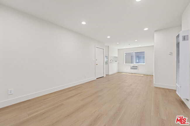 Photo - 635 Westmount Dr Unit 2