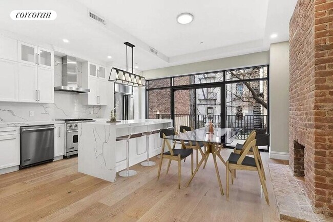 Photo - 14 E 21st St