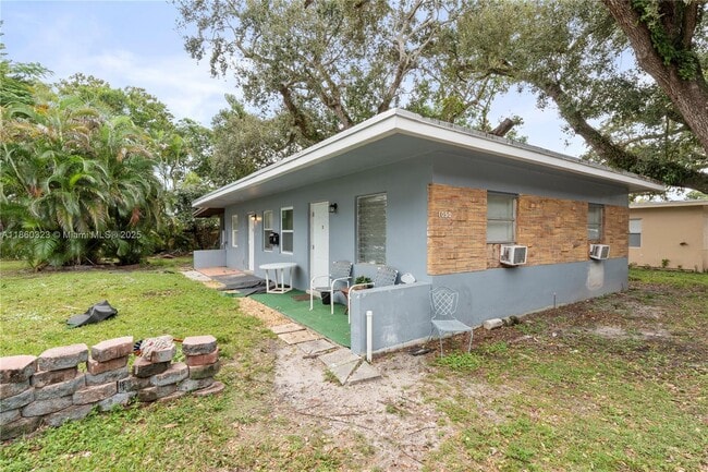Building Photo - 1040 SW 28th St Unit 4 Rental