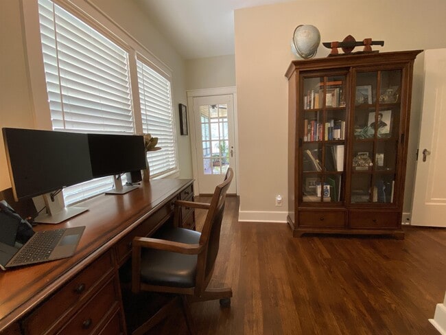 107 W Ridgewood Ct