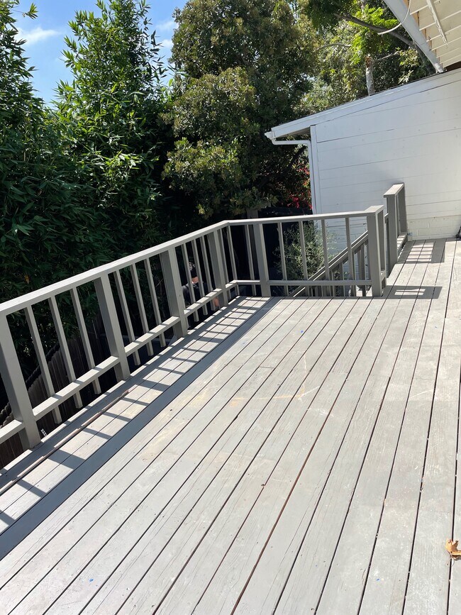 Terraza privada de 200 pies cuadrados - 2522 Lake View Ave Unidad 2522