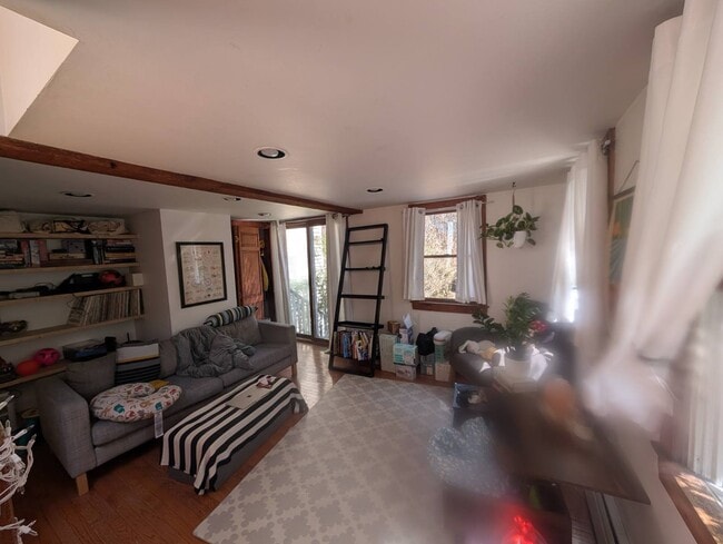 Building Photo - 125 1/2 Spring St