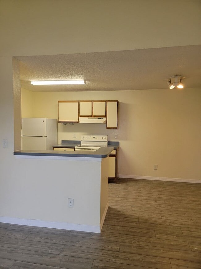 Photo - 2031 Cascades Blvd