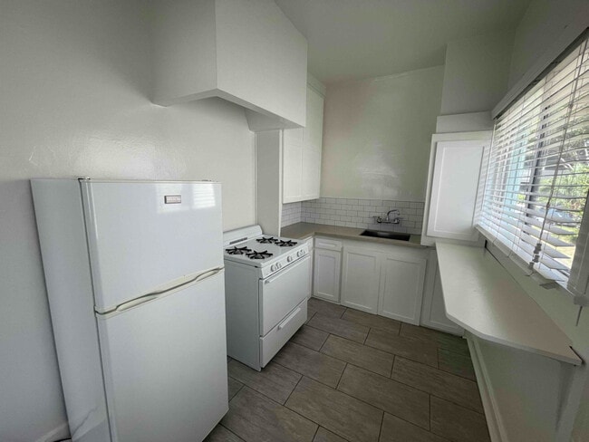 Photo - 240 S Reeves Dr Unidad 5