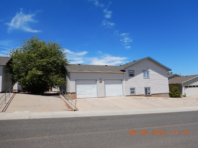 Building Photo - 3 Bedroom 2 Bathroom Apartment